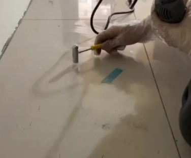 海沧瓷砖开裂维修公司专业分享瓷砖在铺贴前如果没有沥干水分，将会导致以下问题